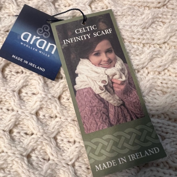 Aran Celtic NWT Infinity Cream Color 100% Merino Wool Made in Ireland Very Soft - Picture 2 of 13